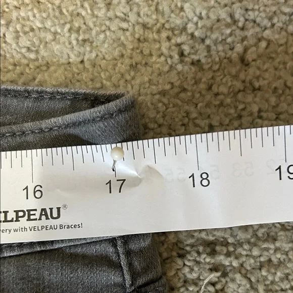 Old Navy Women's Charcoal Skinny Jeans - Picture 4 of 4